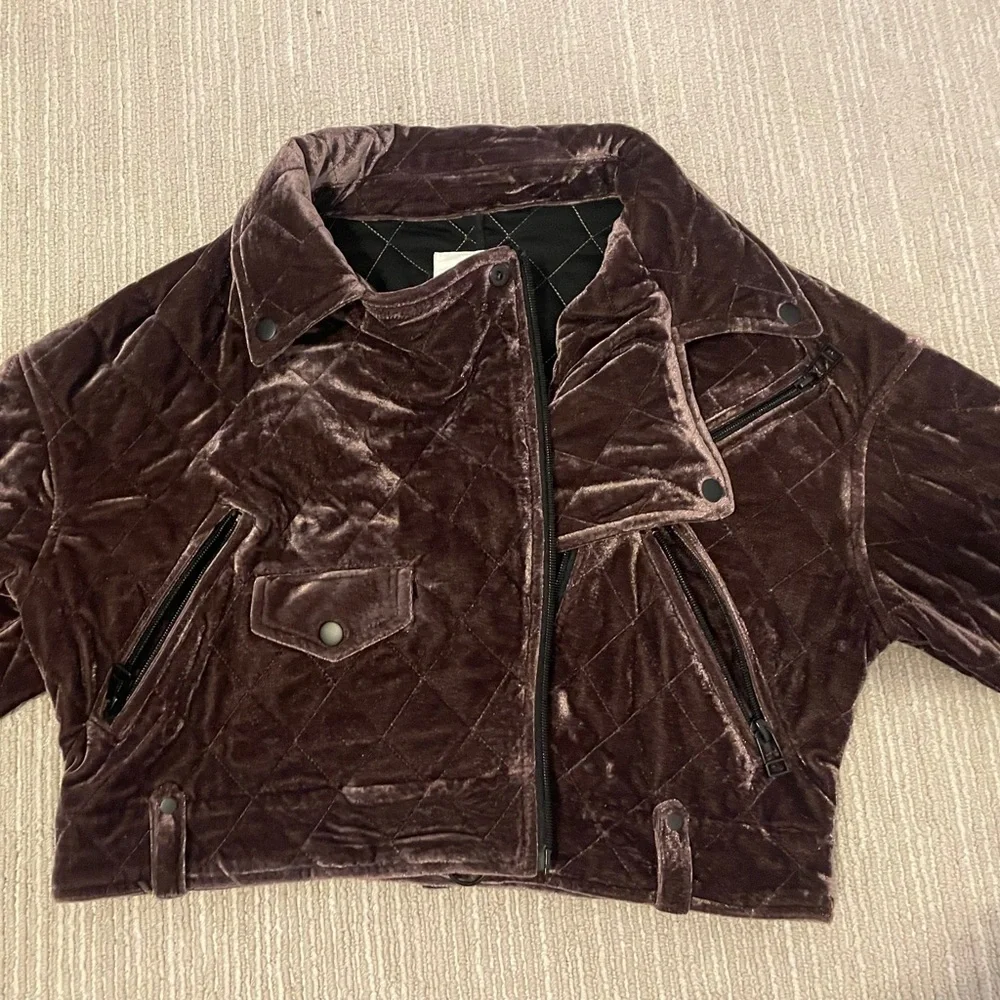 Lightly used jacket. Cute jacket perfect with a good pair of high rise jeans. - Picture 2 of 4
